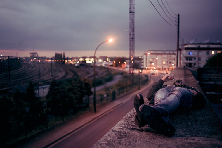 Парень лежит на крыше