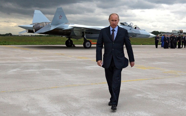 Путин на фоне флага РФ