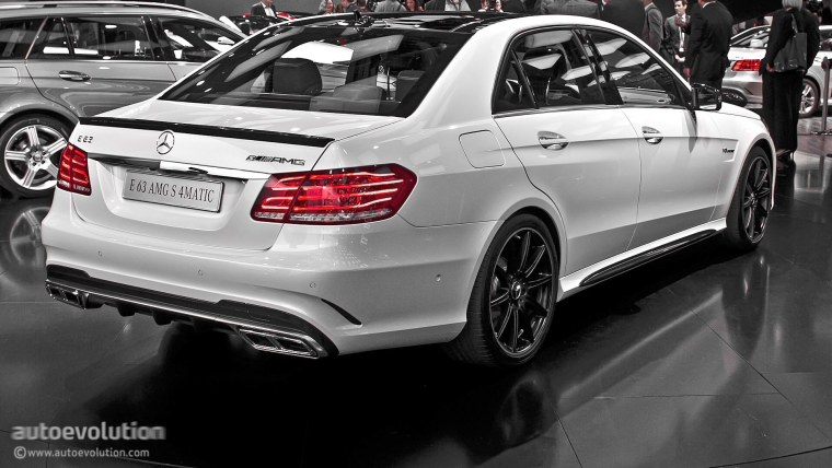 Мерседес е63 АМГ ночью