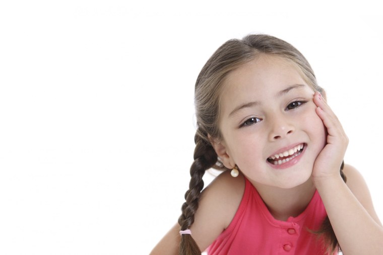 Девочка улыбается