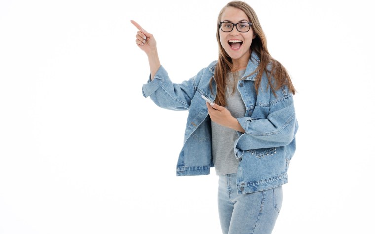 Женщина радуется на белом фоне