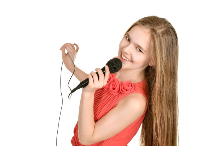 Подросток с микрофоном