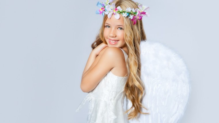 Маленькая девочка на белом фоне