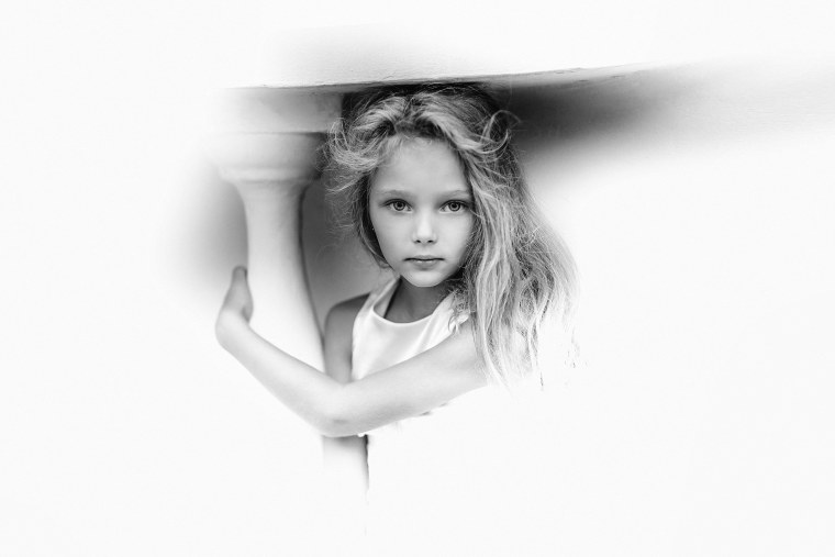 Детский портрет на черном фоне