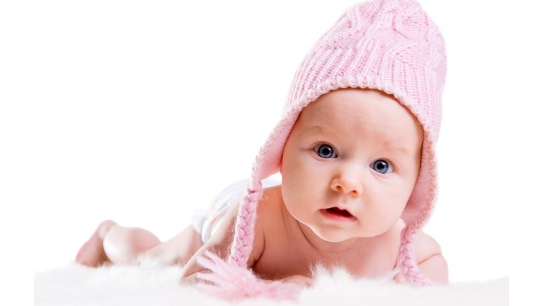 Малыш на белом фоне