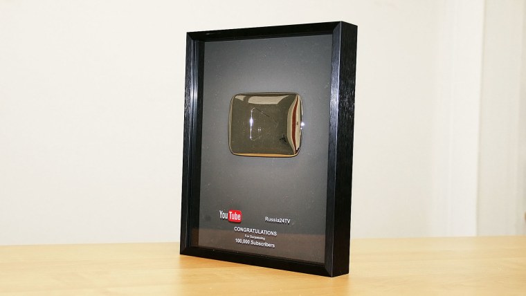 Барменша Брайан Мапс