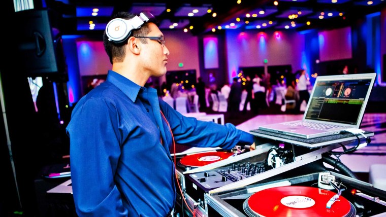 Диджейский пульт и диджей