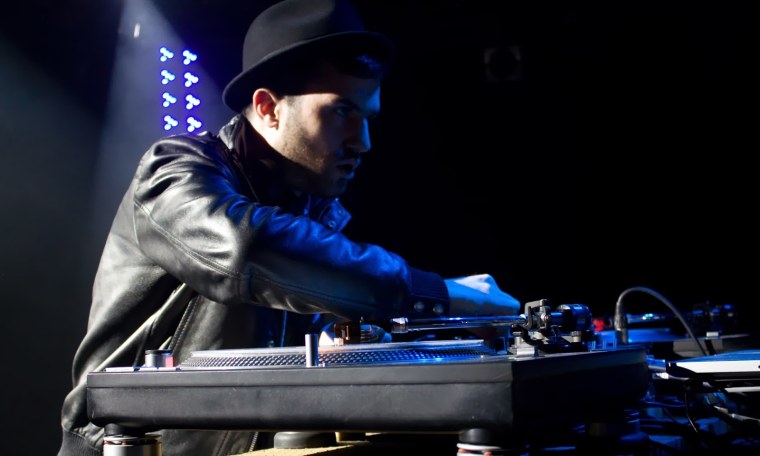 Диджейский пульт на сцене