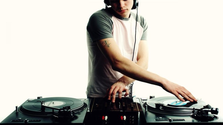 Диджей за пультом