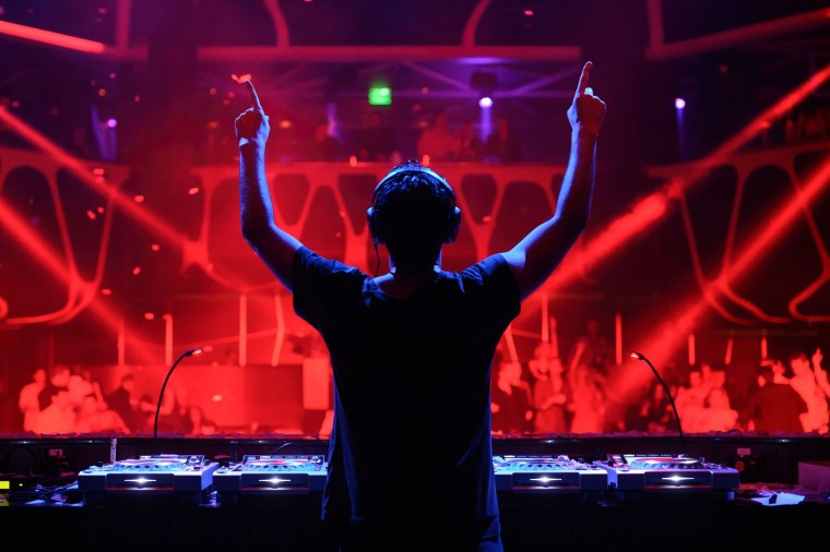 Диджей в клубе