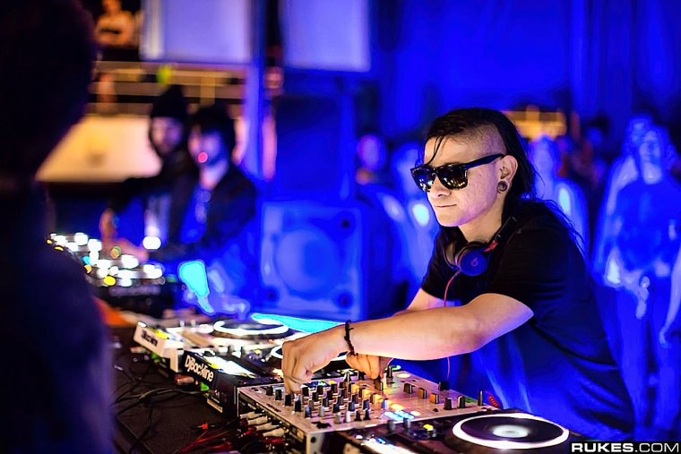 Стол диджея на дискотеке