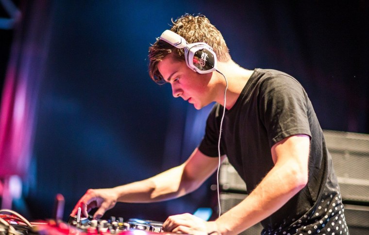 Диджей сзади