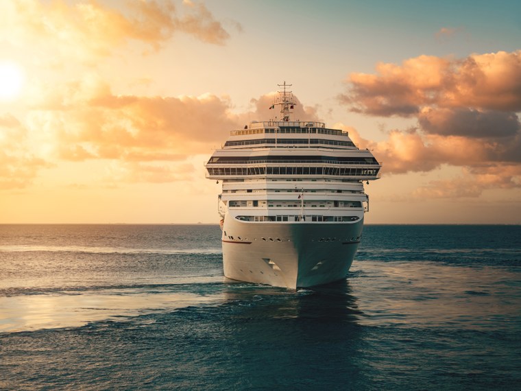 Лайнер круиз море
