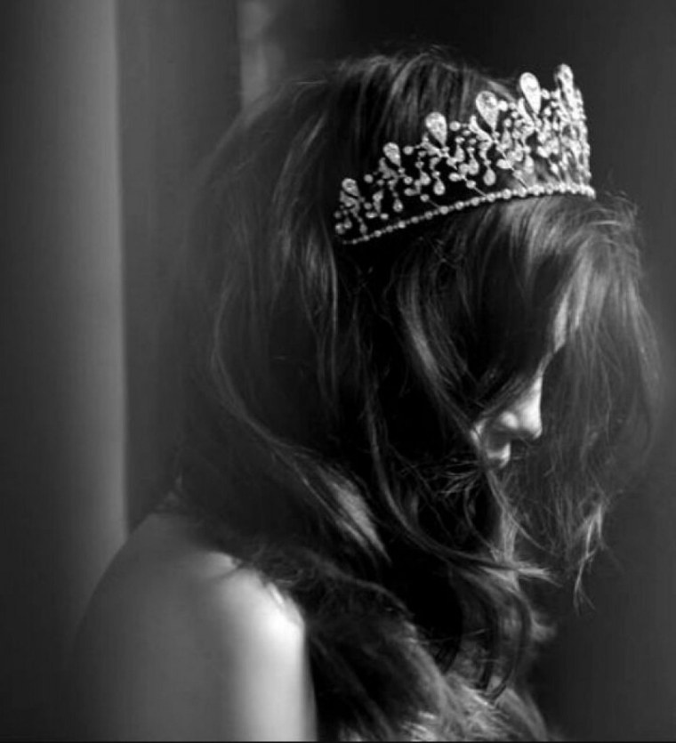 Девушка в короне