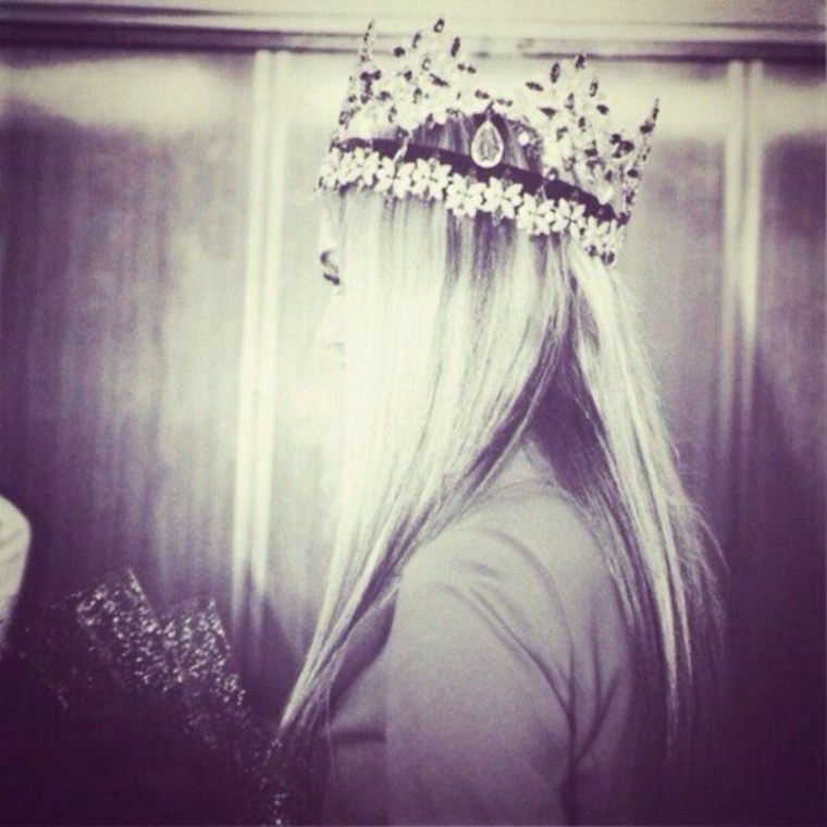 Блондинка с короной на голове