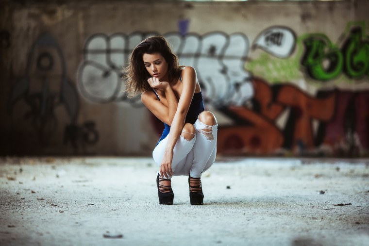 Николь Мейер на корточках