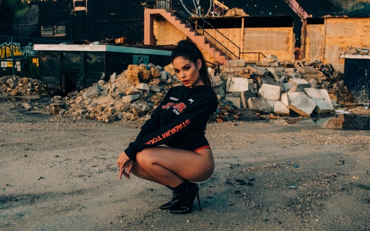 Женщина присела на корточки