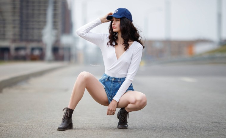 Николь Мейер на корточках