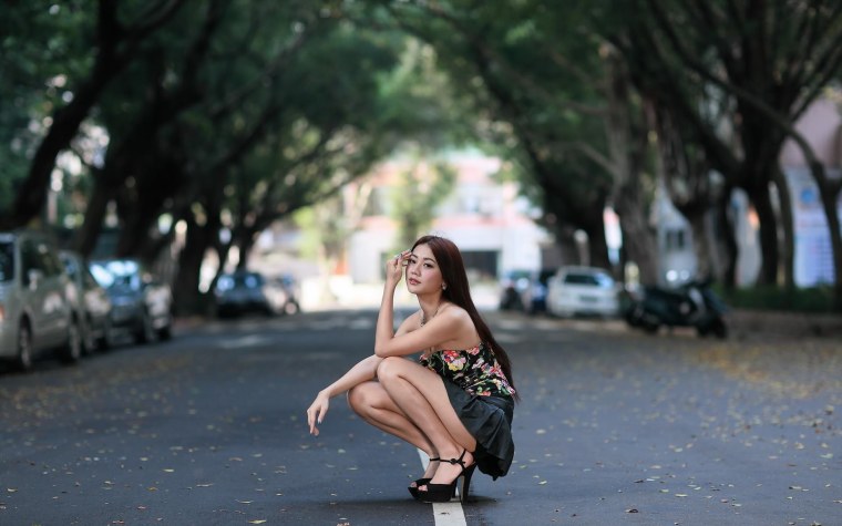 Девушки на корточках