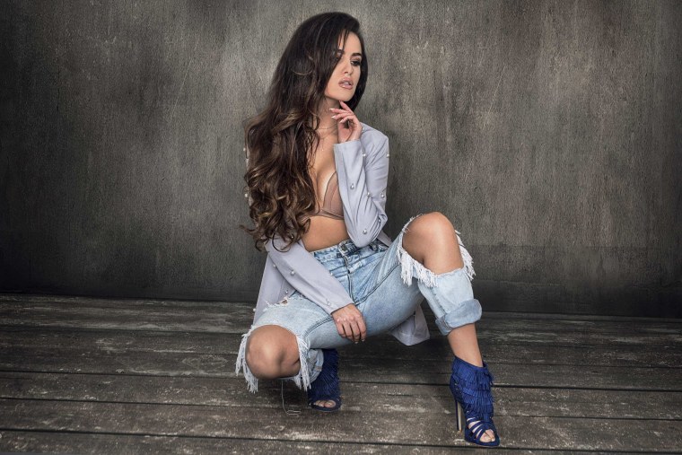 Фотосессия в рваных джинсах в студии