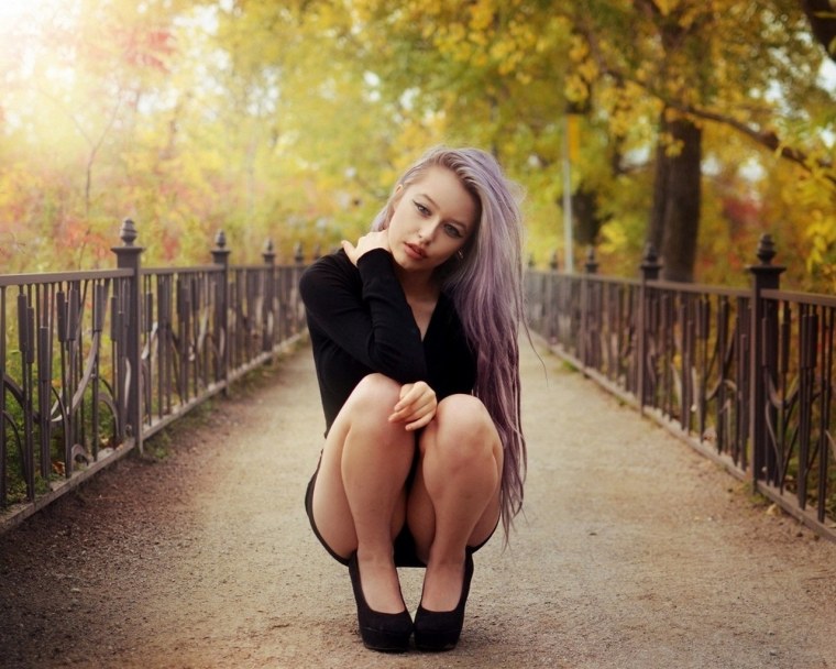 Кристи Линн на корточках