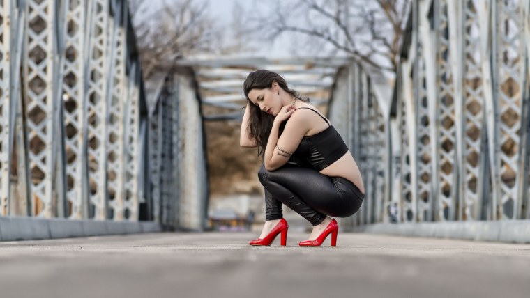 Девушки на корточках