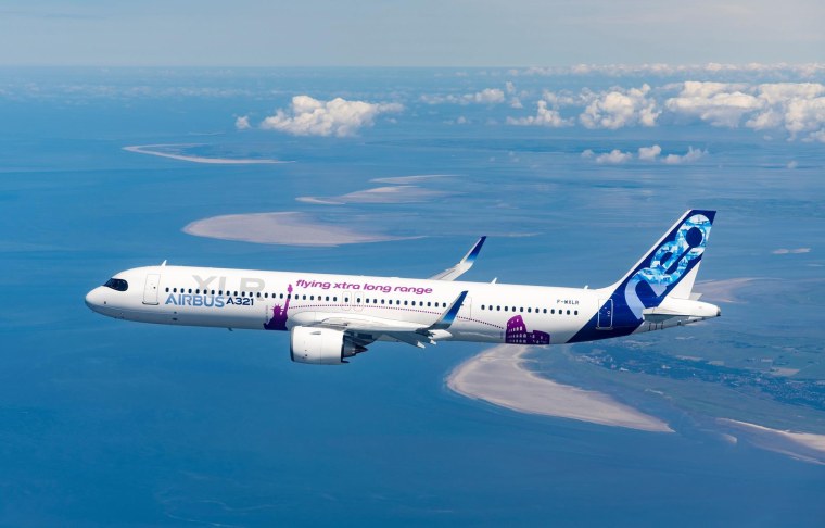 Самолет на темном фоне