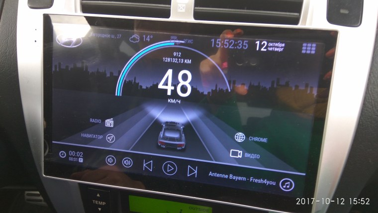 Спидометр на черном фоне