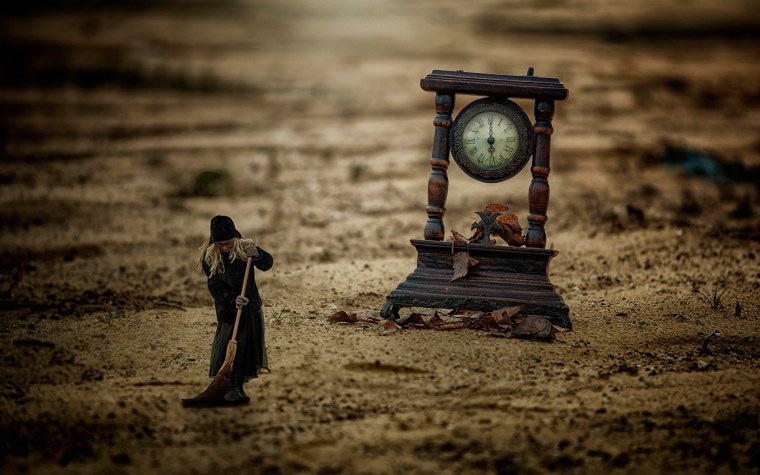 Песочные часы и человек