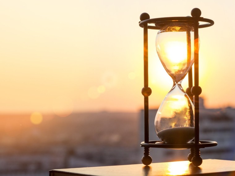 Песочные часы в песке