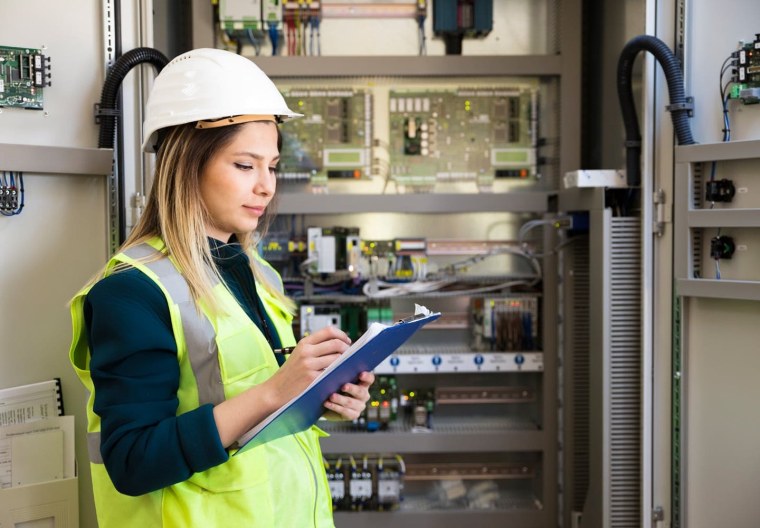 Девушка электромонтажник