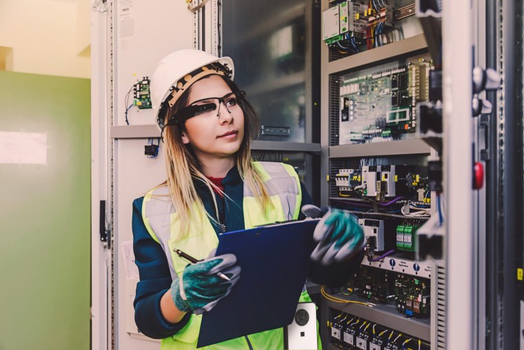 Девушка электромонтер