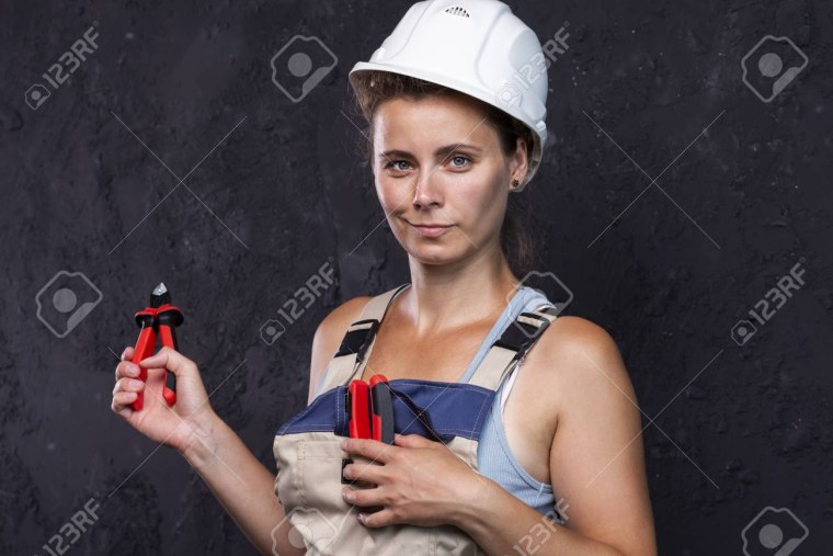 Девушка в форме электрика