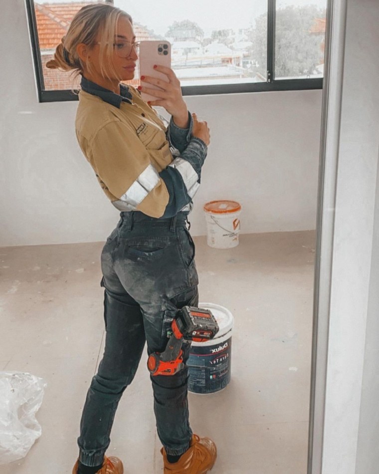 Девушка с инструментом