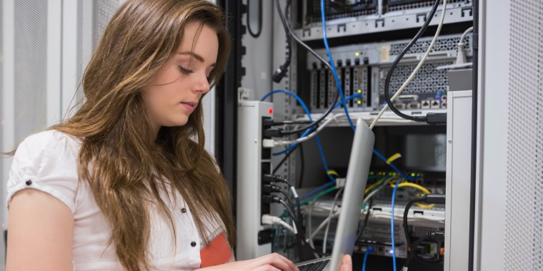 Девушка в серверной