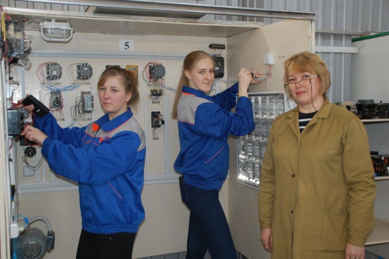 Электромонтер женщина