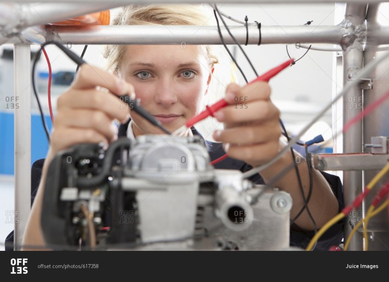 Девушка с электрикой