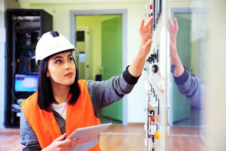 Девушка электромонтажник