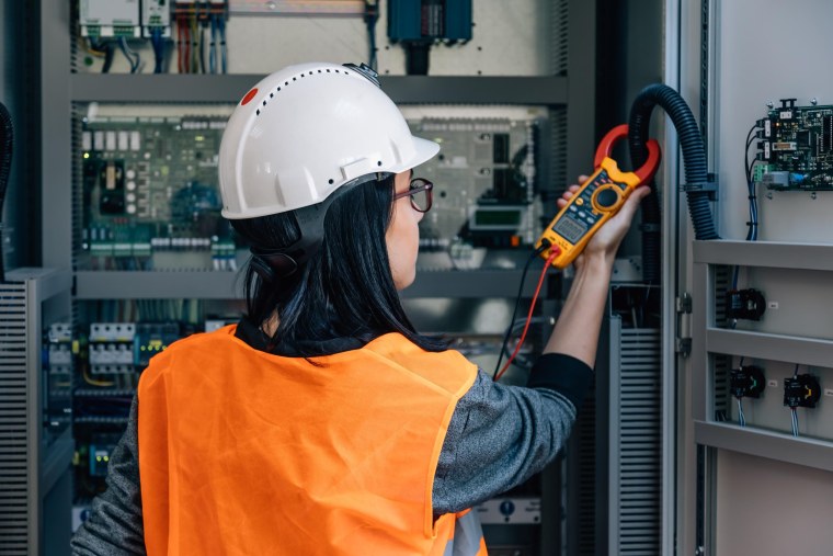 Женщина электромонтажник