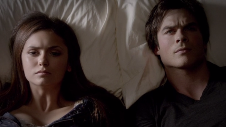 Елена и Деймон в отеле