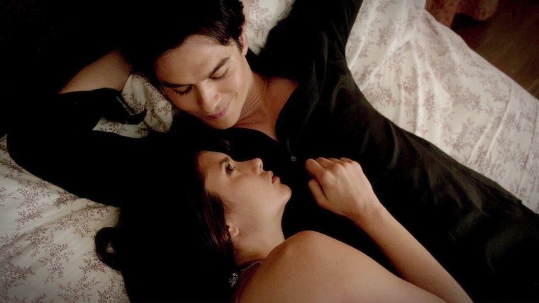 Деймон Сальваторе и Елена Гилберт поцелуй