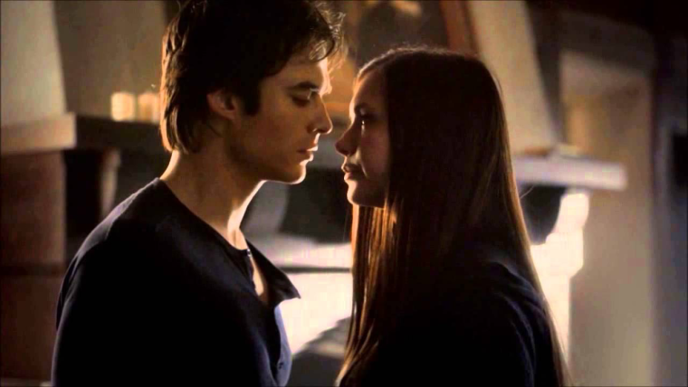 Елена и Деймон в отеле