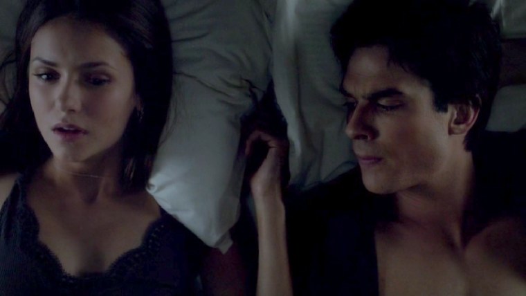 Дневники вампира Елена и Деймон поцелуй