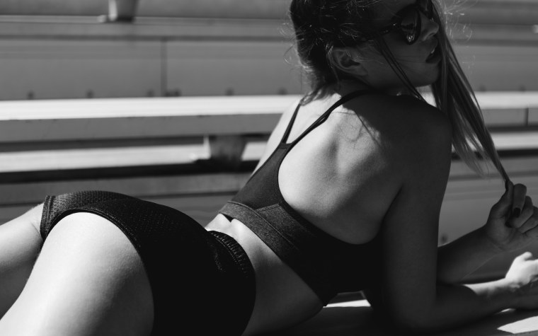 Тело девушки черно белое