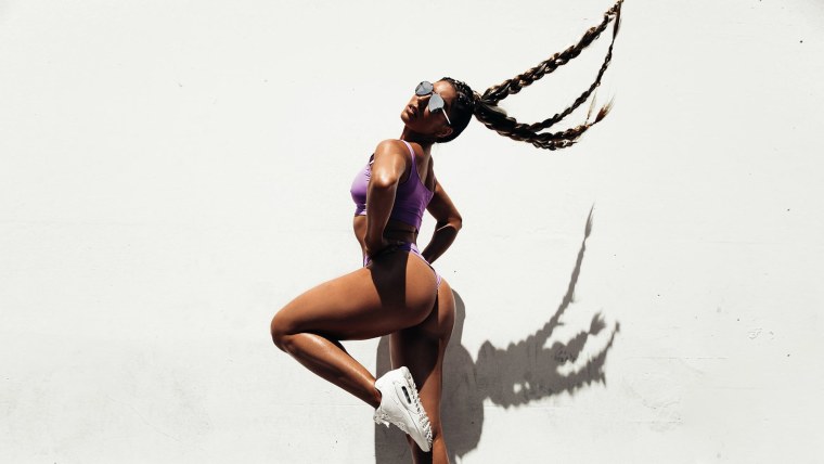 Девушка у стены