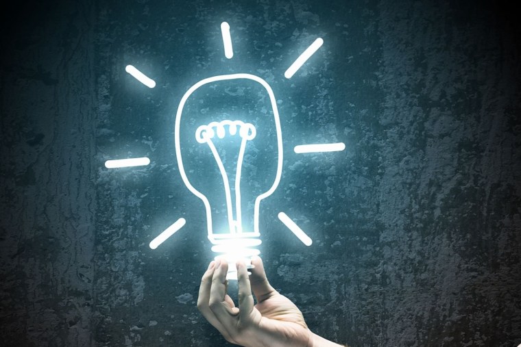 Лампочка на темном фоне