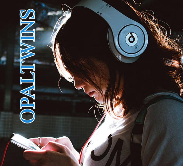 Девушка с наушниками без лица