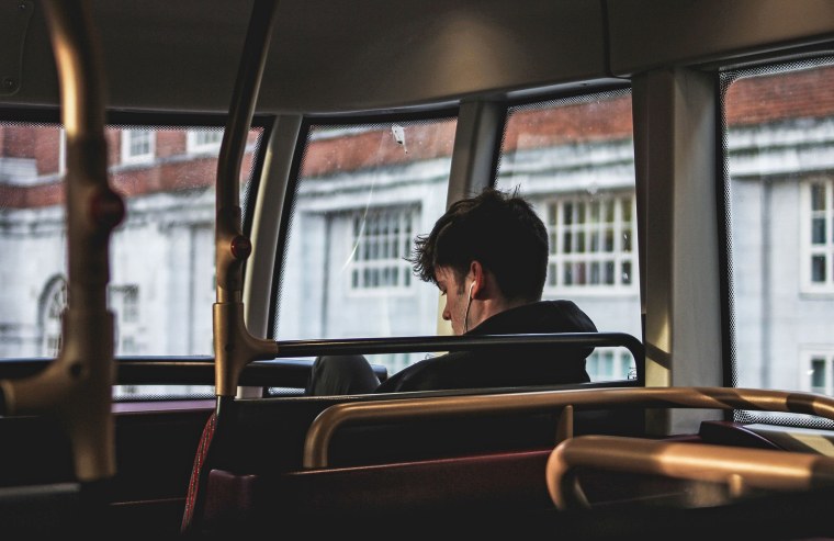Мужчина в автобусе