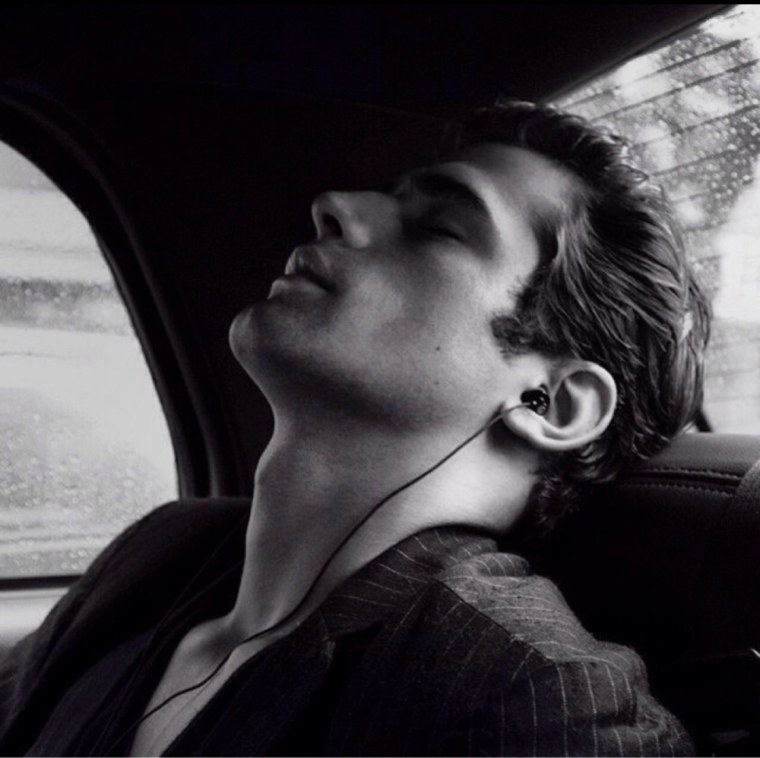 Парень в наушниках Эстетика