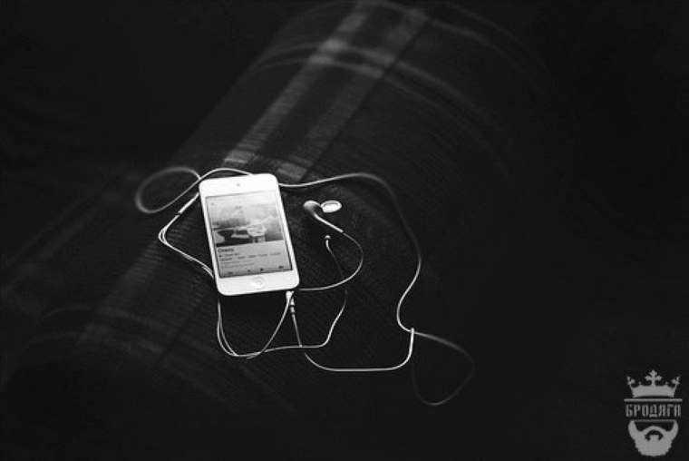 Наушники на столе